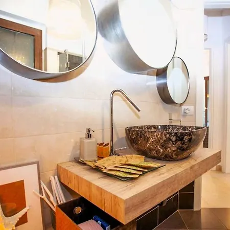 Mediterranean Pool & Parking Apartment *