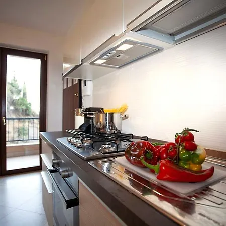 Mediterranean Pool & Parking Apartment *