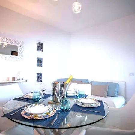 Mediterranean Pool & Parking Apartment *