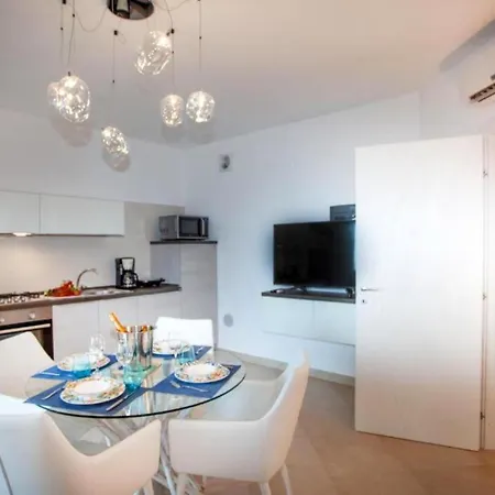 Mediterranean Pool & Parking Apartment *