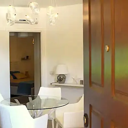 Mediterranean Pool & Parking 아파트