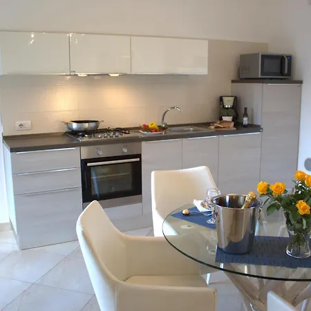 Mediterranean Pool & Parking 아파트 *