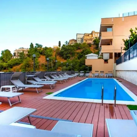 Mediterranean Pool & Parking 아파트