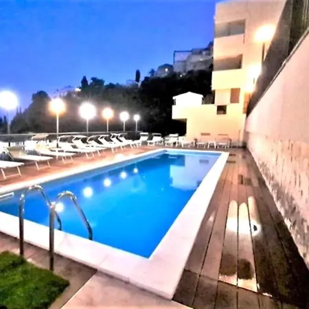 Mediterranean Pool & Parking 아파트