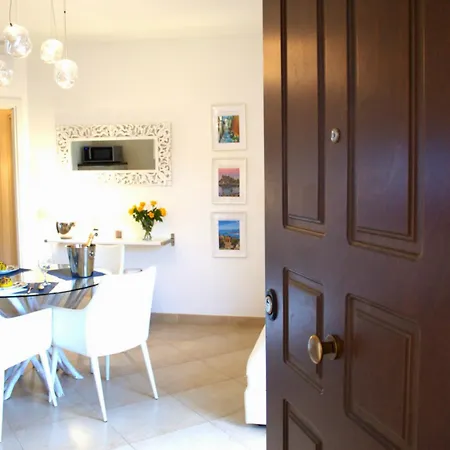 Mediterranean Pool & Parking 타오르미나