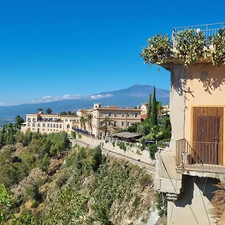 Mediterranean Pool & Parking 아파트