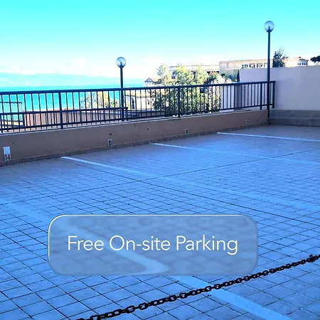 Mediterranean Pool & Parking アパート