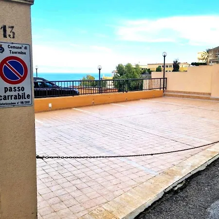 Mediterranean Pool & Parking タオルミーナ