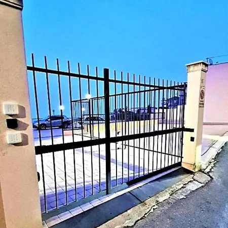 Mediterranean Pool & Parking アパート
