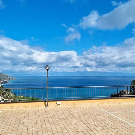 Mediterranean Pool & Parking アパート