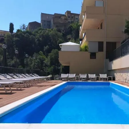 Mediterranean Pool & Parking アパート