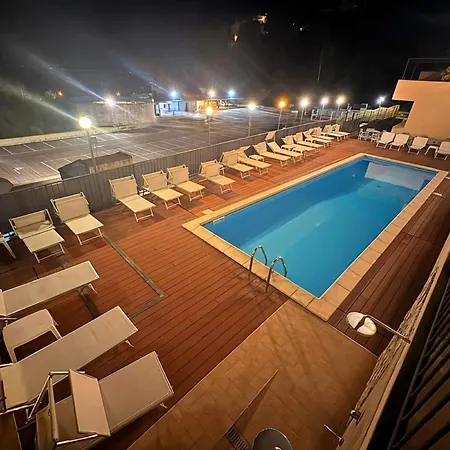 Mediterranean Pool & Parking アパート *