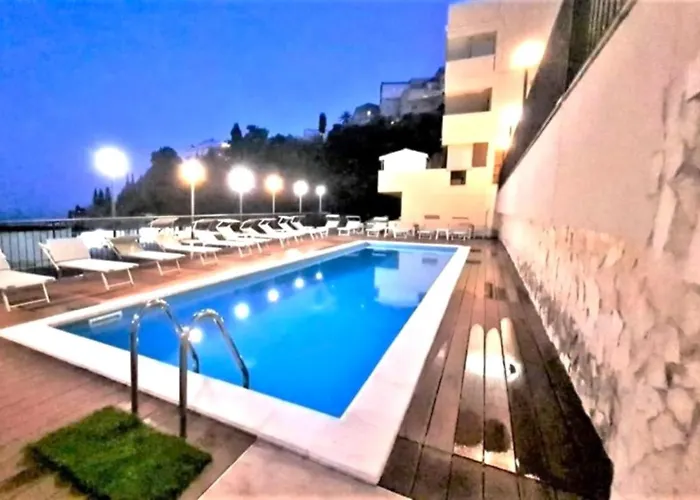 Mediterranean Pool & Parking 公寓