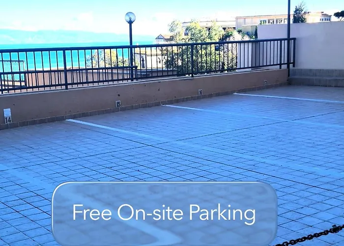 Mediterranean Pool & Parking 公寓