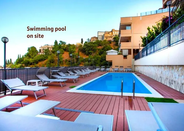 Mediterranean Pool & Parking 陶尔米纳